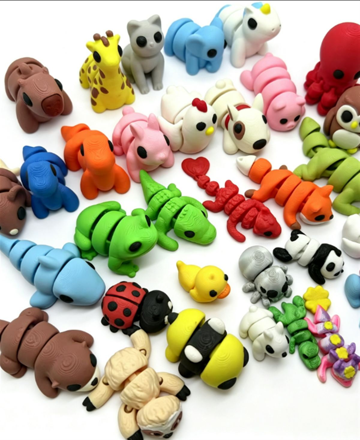 Viele bunte Tierfiguren: Giraffe, Katze, Krake, Marienkäfer, Panda, Krokodil und mehr